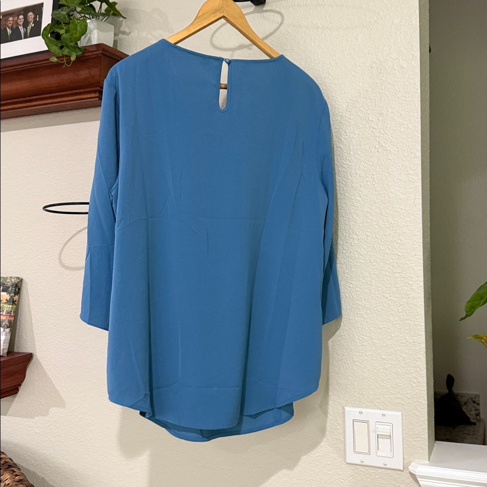 NWT Tasamo Elegant Blue Women's Top with petal sleeve detail size XL. - Picture 6 of 7